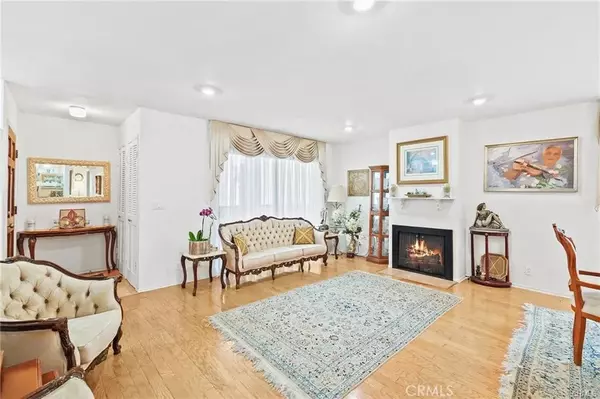 Los Angeles, CA 90049,11952 Darlington Avenue #6