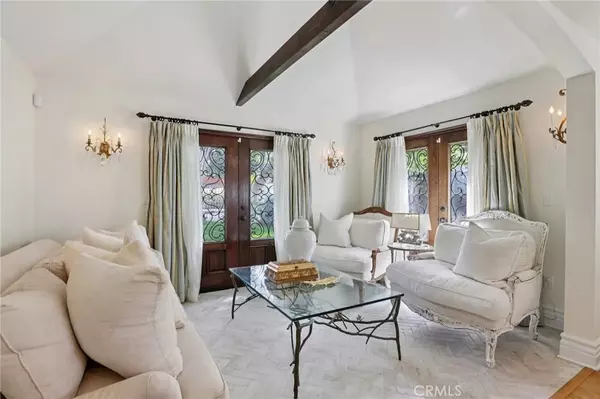 Woodland Hills, CA 91364,22015 Independencia Street