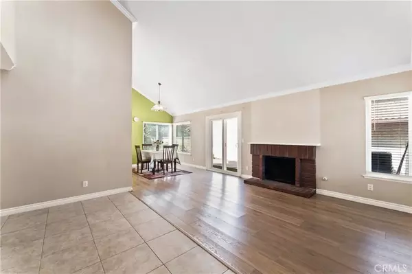 Valencia, CA 91355,25825 Via Cruz