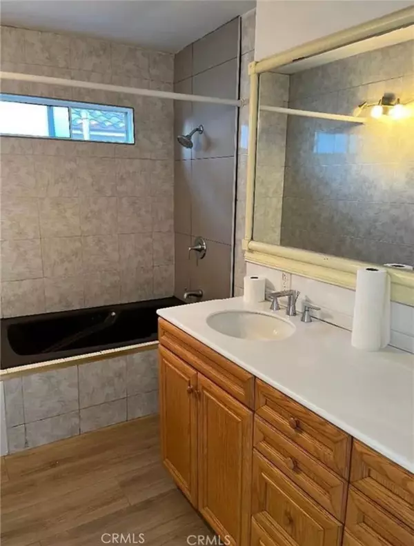 Reseda, CA 91335,6670 Aura