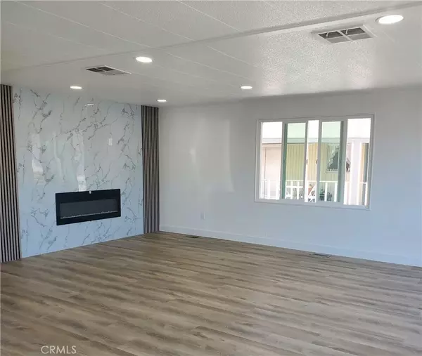 Canoga Park, CA 91304,8811 Canoga #371