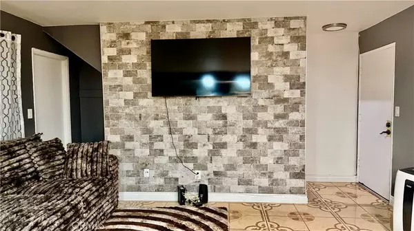 North Hollywood, CA 91605,7904 Laurel Canyon #12