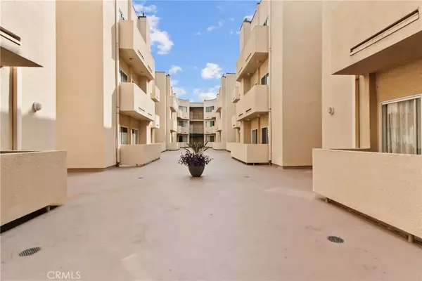 Reseda, CA 91335,19350 Sherman Way #125