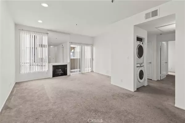 Reseda, CA 91335,19350 Sherman Way #125