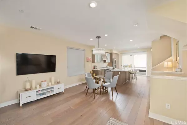 Los Angeles, CA 90068,6749 W Gill