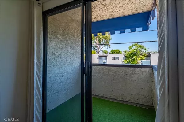 Tarzana, CA 91356,18530 Hatteras Street #209