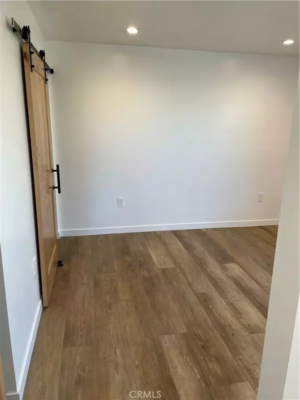 Woodland Hills, CA 91367,24306 Victory #1/2