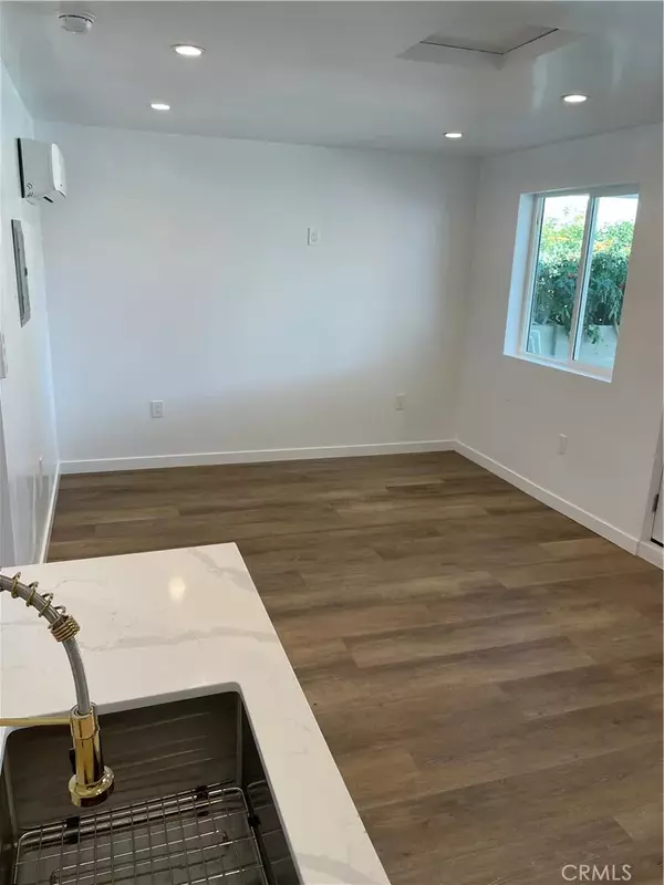 Woodland Hills, CA 91367,24306 Victory #1/2