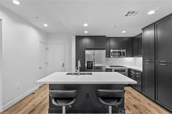 Woodland Hills, CA 91367,21301 Erwin #206