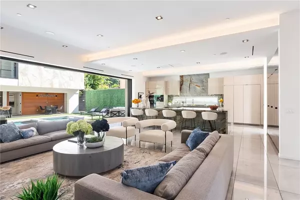 Los Angeles, CA 90038,816 N Sycamore