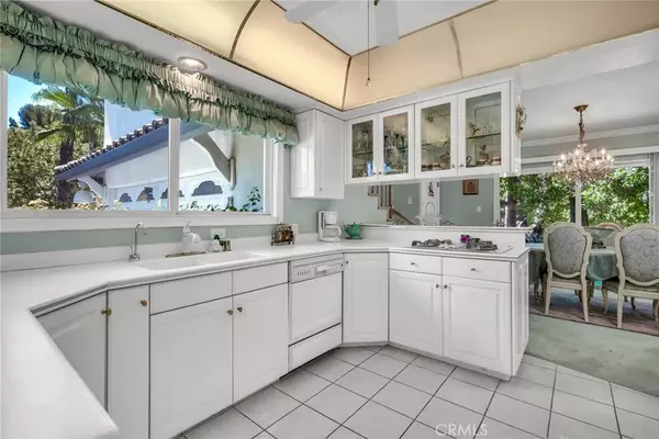 Woodland Hills, CA 91364,22051 Mulholland Way