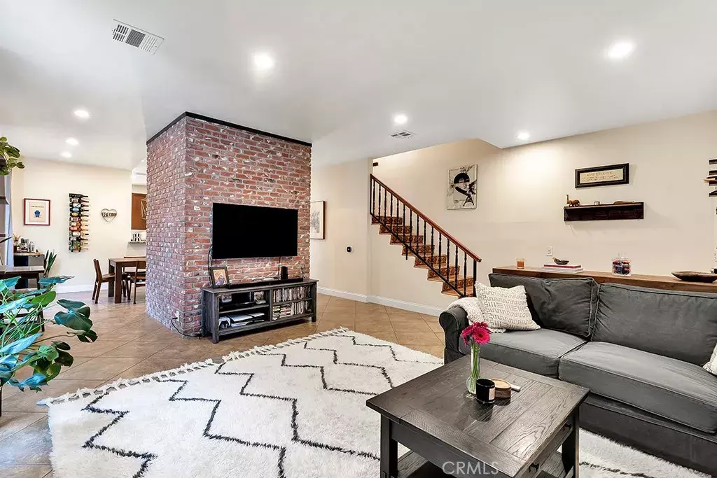 Toluca Lake, CA 91602,4444 Moorpark Way #201