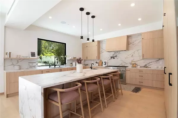 Woodland Hills, CA 91367,22616 Hatteras Street