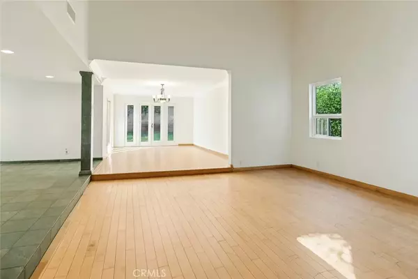 Valley Village, CA 91607,5960 Wilkinson