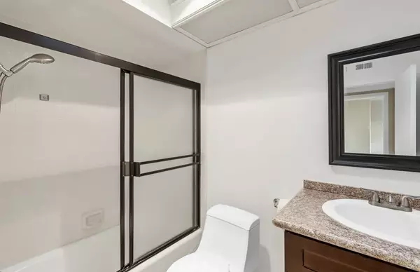 Tarzana, CA 91356,18737 Hatteras Street #51