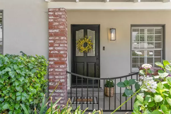 Burbank, CA 91506,731 N Beachwood Drive