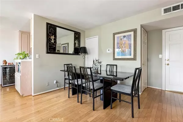 Burbank, CA 91505,4140 Warner #205