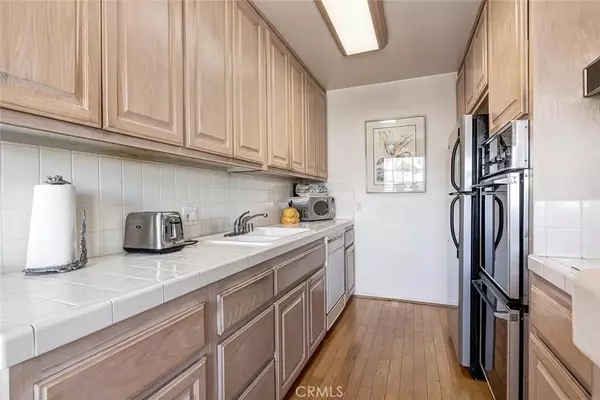 Burbank, CA 91505,4140 Warner #205