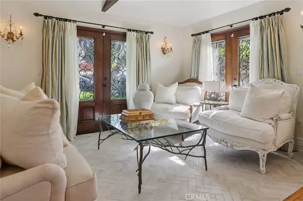 Woodland Hills, CA 91364,22015 Independencia Street