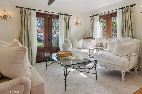 Woodland Hills, CA 91364,22015 Independencia Street