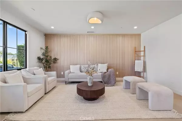 Encino, CA 91316,17446 Hatteras Street