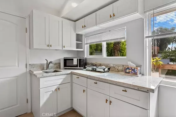 Woodland Hills, CA 91367,5718 Comanche Avenue