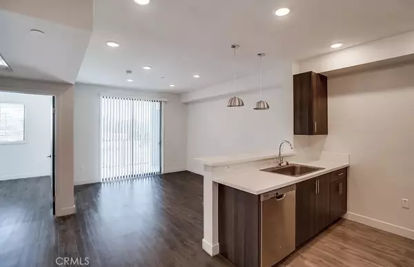 Van Nuys, CA 91401,6015 Woodman Avenue #301