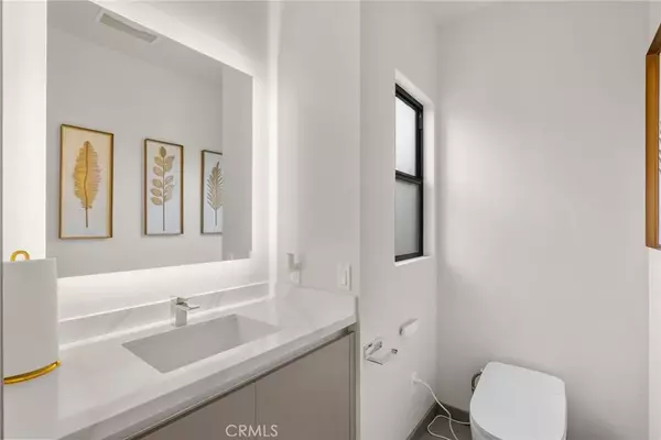 Tarzana, CA 91356,18703 Redwing Street