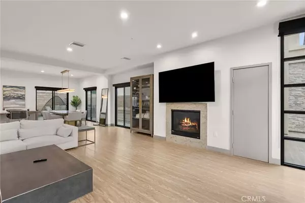 Tarzana, CA 91356,18703 Redwing Street