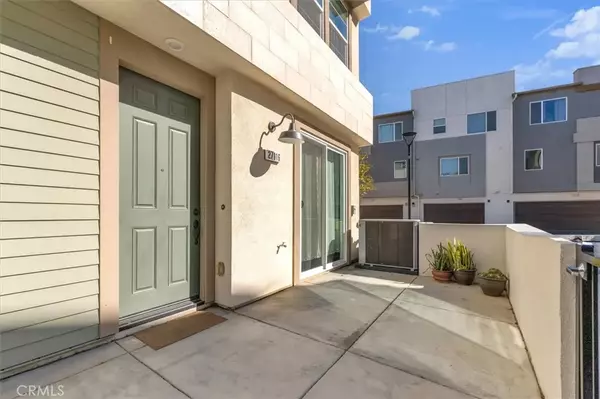 Valencia, CA 91355,27116 Valley Oak Place