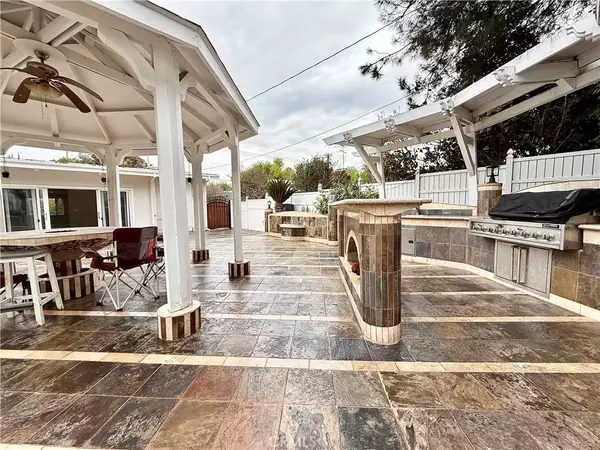 Woodland Hills, CA 91367,24204 Calvert