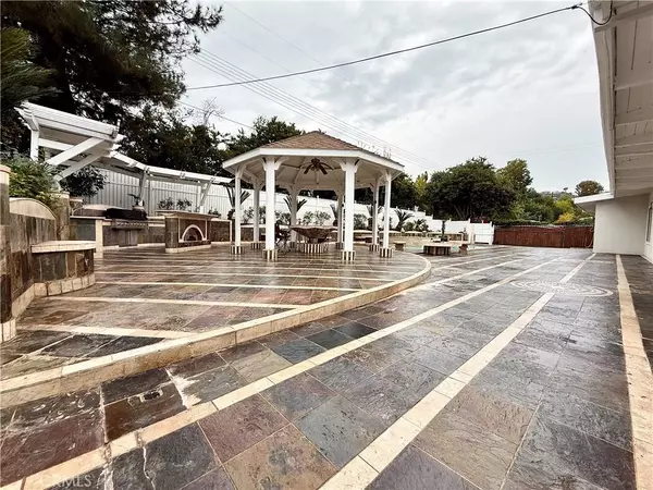 Woodland Hills, CA 91367,24204 Calvert