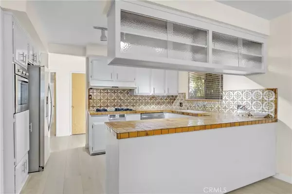 Northridge, CA 91324,9308 Yolanda