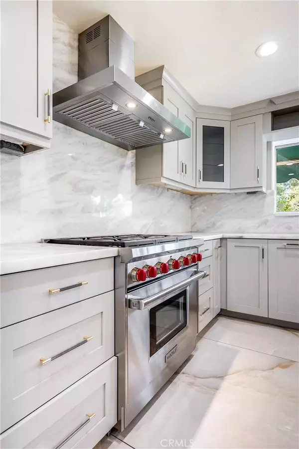 Tarzana, CA 91356,19314 Yolie