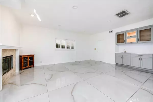 Tarzana, CA 91356,19314 Yolie