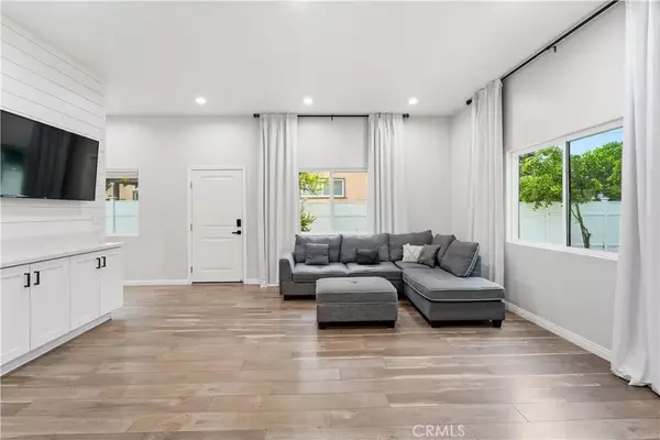 Tarzana, CA 91356,5702 Donna Avenue