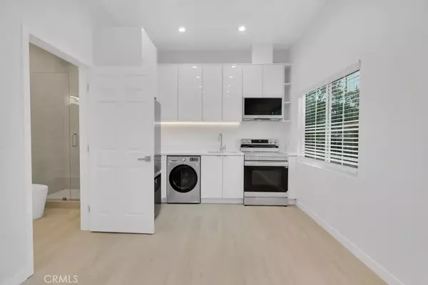 Woodland Hills, CA 91367,23806 Calvert