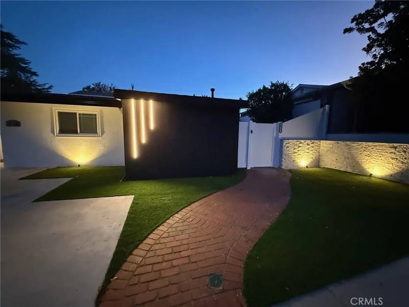 20300 Oxnard, Woodland Hills, CA 91367