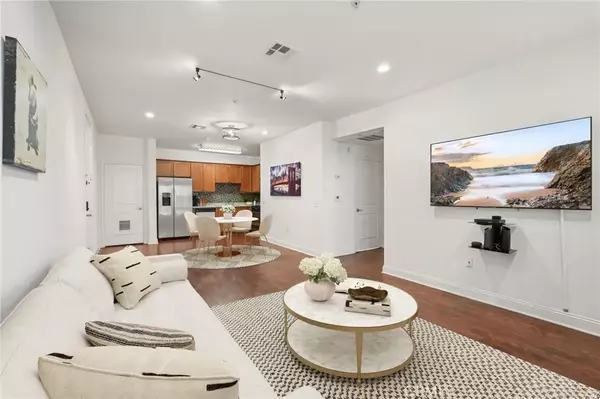 North Hollywood, CA 91605,6938 Laurel Canyon #204