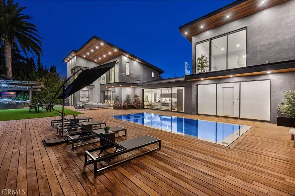 Tarzana, CA 91356,18296 Karen Drive