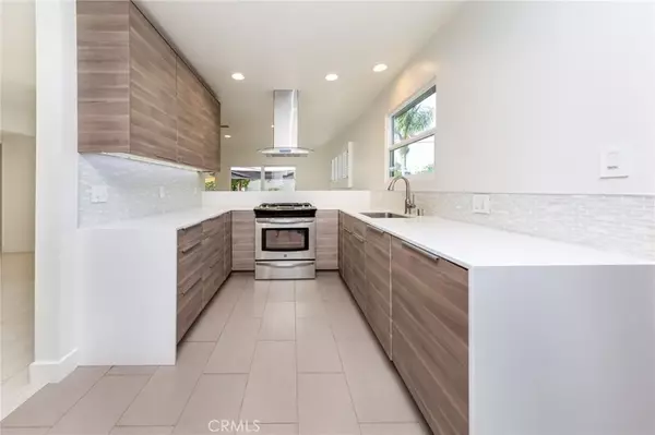 Tarzana, CA 91335,6251 Aura