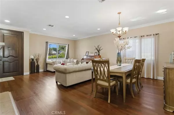 Woodland Hills, CA 91367,22711 Collins Street