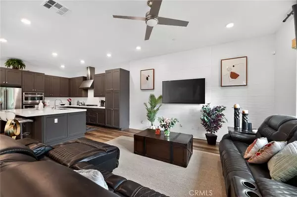 Valencia, CA 91381,27508 Feathery Cassia