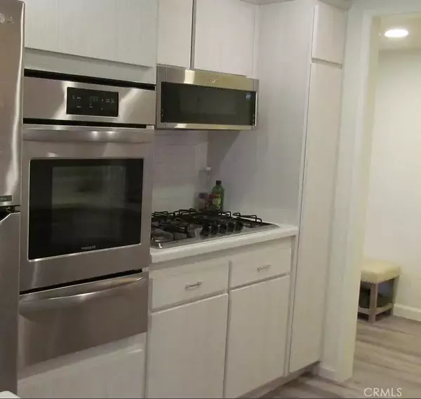 Woodland Hills, CA 91364,22041 Costanso #103