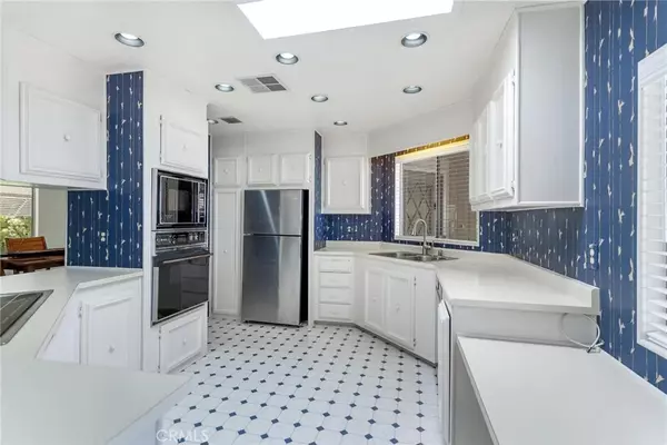 Escondido, CA 92026,8975 Lawrence Welk #217