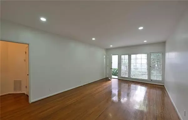 Beverly Hills, CA 90212,149 S Crescent Drive #B