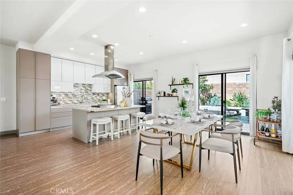 Tarzana, CA 91356,18719 Redwing Street
