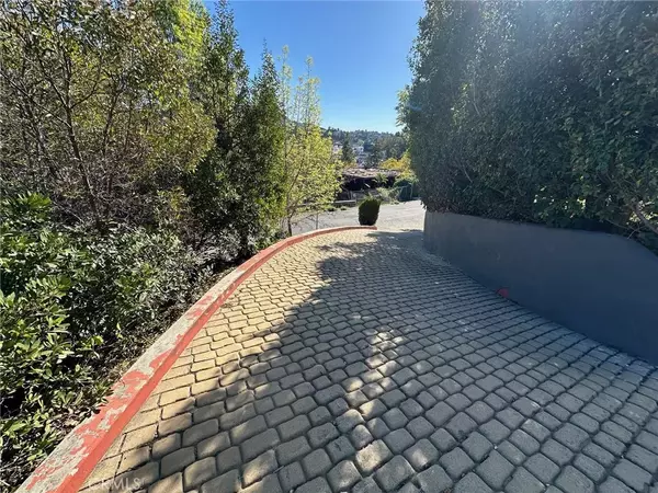 Los Angeles, CA 90068,3907 Fredonia Drive