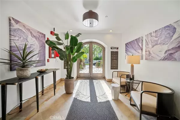 Beverly Hills, CA 90212,132 S Crescent Drive #202