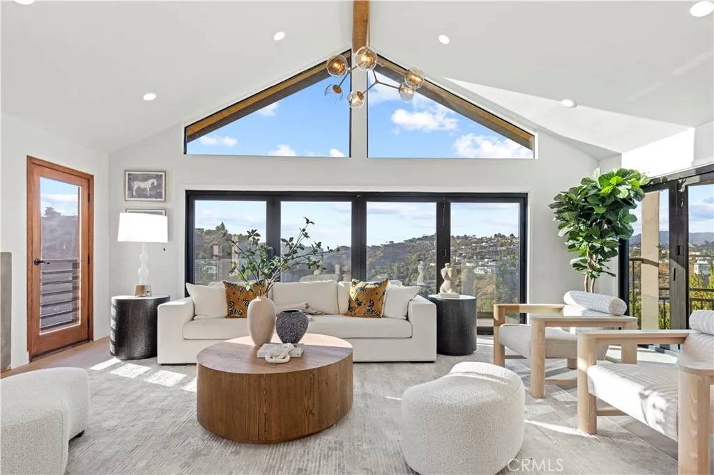 Los Angeles, CA 90046,8280 Grand View Drive